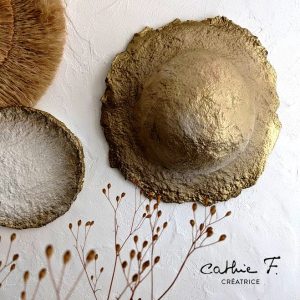 Chapeau décoratif en fibres Ethna — Sculpture Murale Dorée